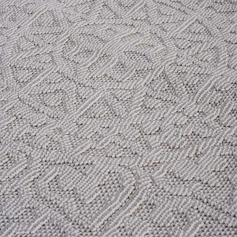 Guros - 6' X 9' Medallion Indoor / Outdoor Area Rug - White / Ivory